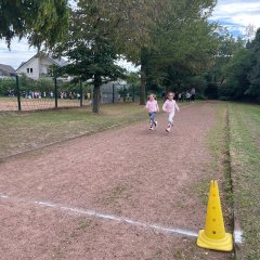 Sportfest - Kinder sprinten.