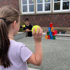 Sprortfest - Kinder werfen an der Wurfstation