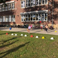 Sportfest - Kinder spielen Zweierball gegeneinander. 