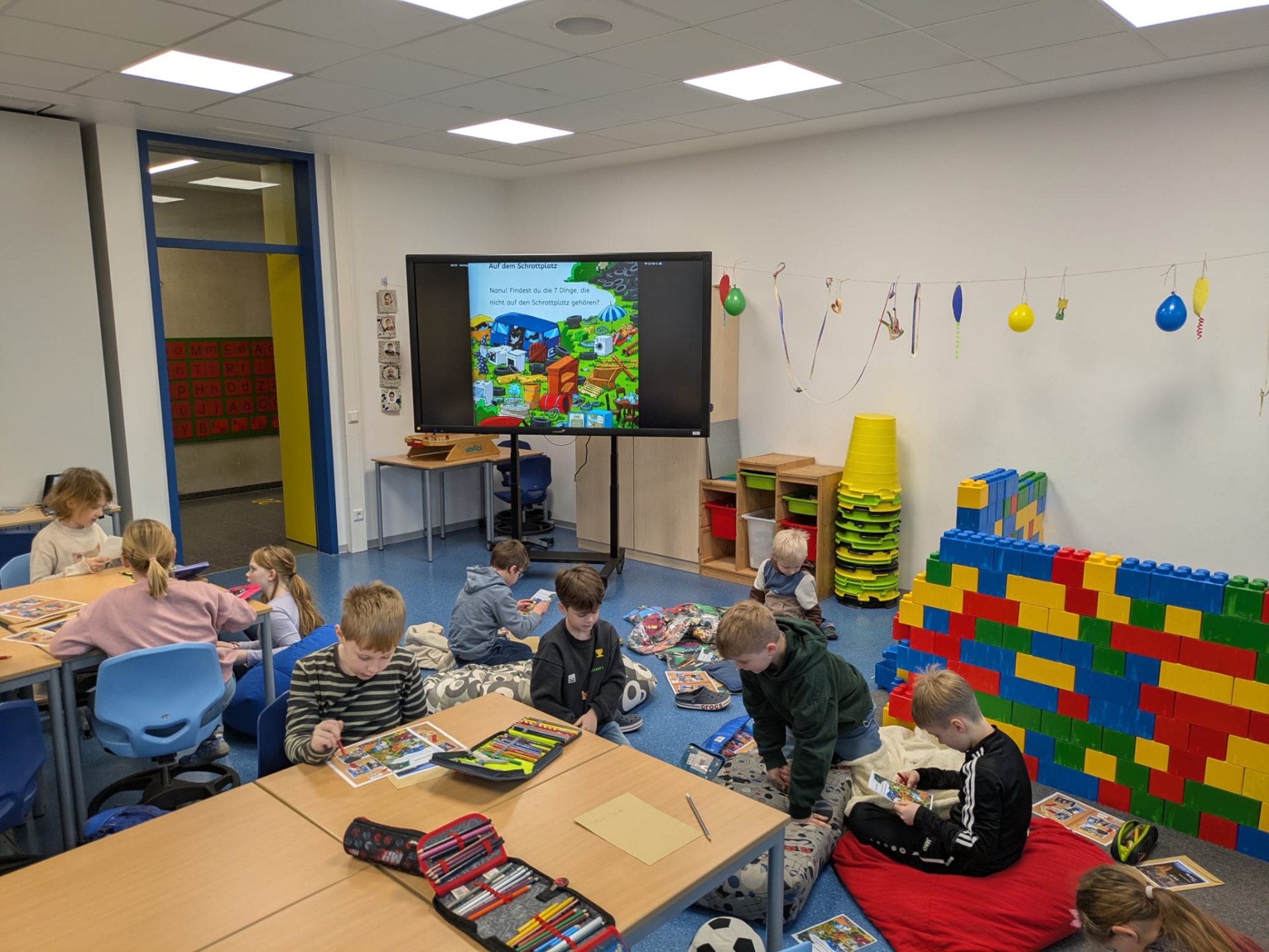 Kinder lösen Rätsel