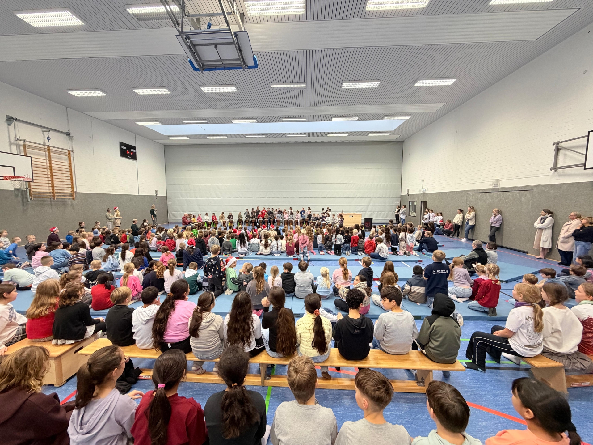 Die Kinder der Eilermarkschule bei der Weihnachtsfeier